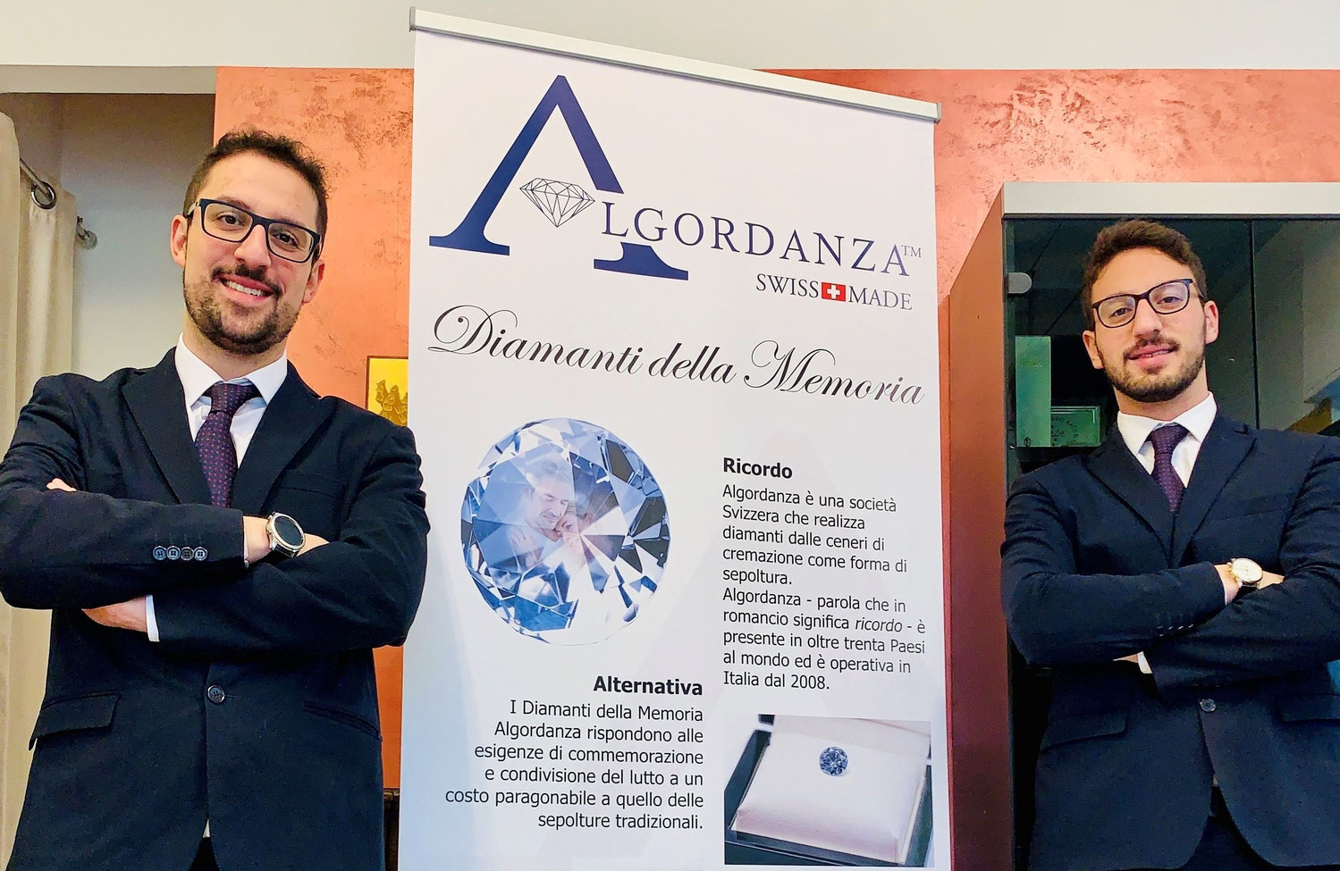 Lorenzo e Andrea Dragano accanto al pannello Algordanza, Diamanti della Memoria